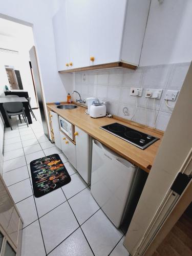 O bucătărie sau chicinetă la Lovely Paceville Studio H