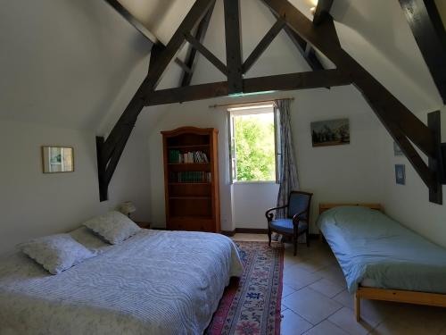une chambre avec deux lits et une fenêtre dans l'établissement Les Cyprès du Brel, à Le Mas