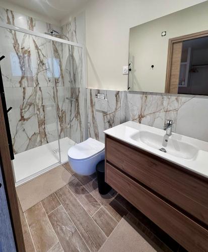 une salle de bain avec un lavabo, une baignoire et des toilettes dans l'établissement Villa Mathaia Cassis, à Roquefort-la-Bédoule