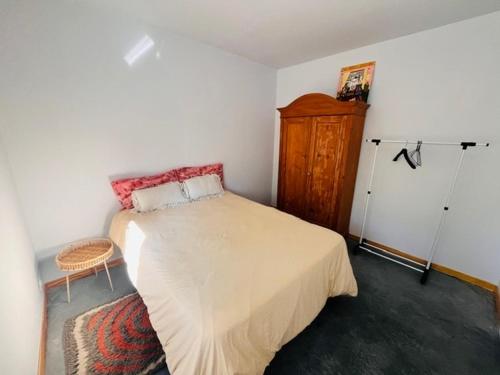 une chambre avec un lit et une commode dans l'établissement modern appartement with private garden & shared pool, à Seignosse