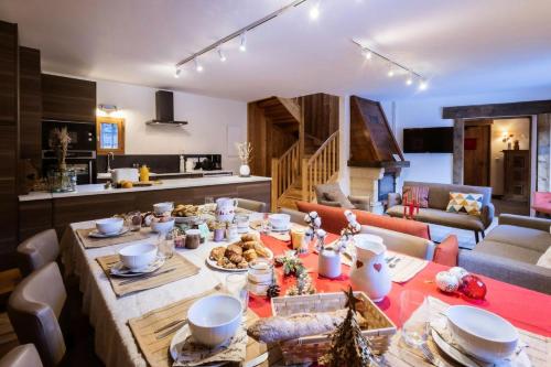 un salon avec une table avec de la nourriture dessus dans l'établissement Résidence Les Fermes Du Planet - Chalet en triplex 12 personnes 4 exposé Sud-Est MAE-7974, à Valloire
