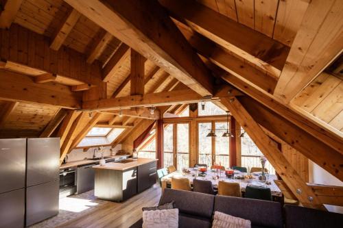 - une cuisine et une salle à manger avec une table dans une maison dans l'établissement Résidence Les Fermes Du Planet - Chalet 12 personnes 5 exposé Sud-Est MAE-7874, à Valloire