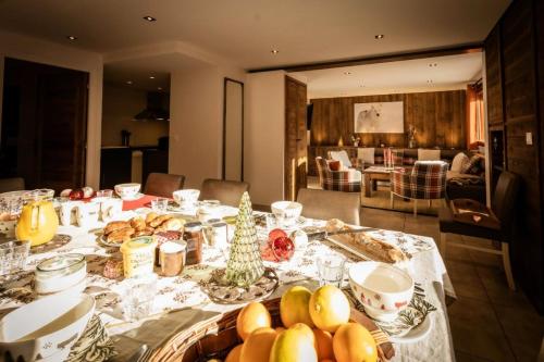 une table de salle à manger avec un centre de table de Noël avec de la nourriture dans l'établissement Résidence Les Fermes Du Planet - 6 pièces duplex 12 personnes 4 exposé Sud MAE-8174, à Valloire