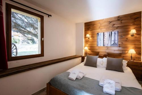 - une chambre avec un lit avec deux oreillers et une fenêtre dans l'établissement Résidence Les Fermes Du Planet - 6 pièces duplex 12 personnes 4 exposé Sud MAE-8174, à Valloire