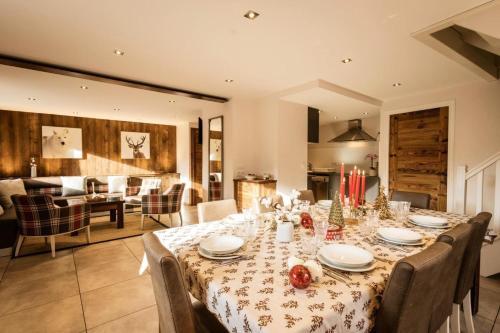 une salle à manger avec une longue table avec des chaises dans l'établissement Résidence Les Fermes Du Planet - 6 pièces duplex 12 personnes exposé Sud MAE-8474, à Valloire