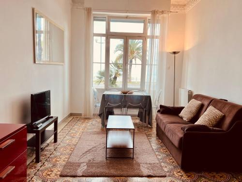un salon avec un canapé et une table dans l'établissement Studio Promenade, à Nice