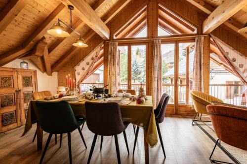 une salle à manger avec une table et des chaises dans l'établissement Résidence Les Fermes Du Planet - 3 pièces 6 personnes 5 exposé sud est MAE-9064, à Valloire