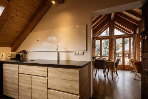 une cuisine avec un comptoir et une salle à manger dans l'établissement Résidence Les Fermes Du Planet - 3 pièces 6 personnes 5 exposé sud est MAE-9064, à Valloire