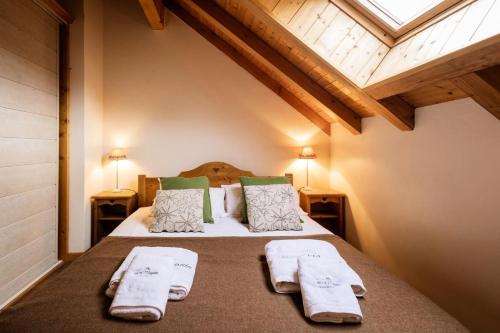 une chambre avec un lit avec deux serviettes dessus dans l'établissement Résidence Les Fermes Du Planet - 3 pièces 6 personnes 5 exposé sud est MAE-9064, à Valloire