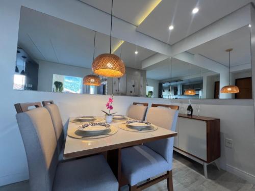 a dining room with a table and chairs at Apto moderno - Ao lado Weg - Próx Via verde in Jaraguá do Sul