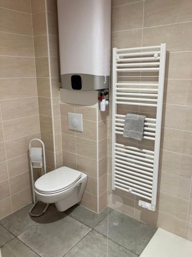 La salle de bains est pourvue de toilettes et d'un sèche-serviettes. dans l'établissement Le Petit Fabre, à La Roche-sur-Yon