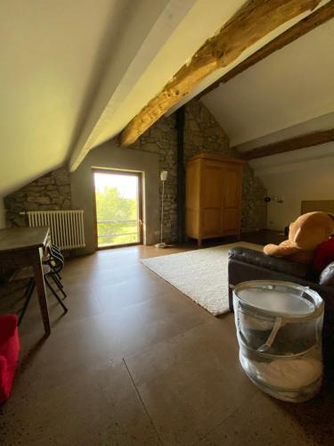 Posezení v ubytování Gerestaureerde hoeve met zicht