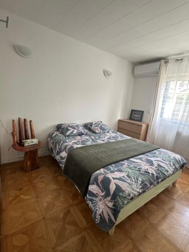 a bedroom with a bed and a window at Maison cosy climatisée avec jardin in Aulnay-sous-Bois