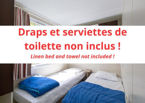 deux lits côte à côte dans une pièce dans l'établissement Mobil-Home Confort 4pers. Mercantour, à Roquebillière