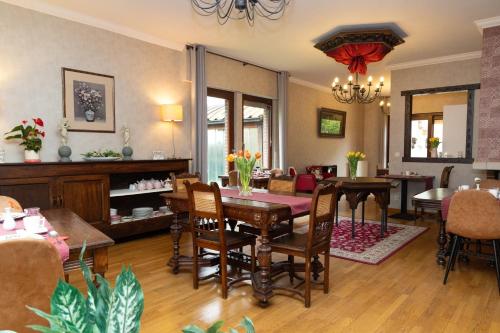 a living room with a table and a dining room at Hotel De Pastorij in Leuven