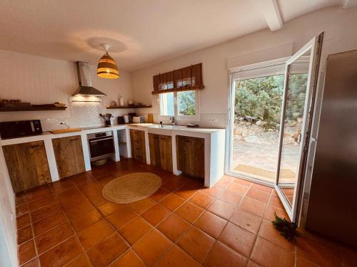 una cucina con porta aperta su un patio di Ibiza Dream Villa Denia, Seaview, Pool, BBQ, Airco, Wifi a Denia