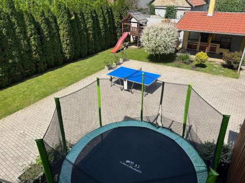 Una vista aérea de una mesa de ping pong en un patio trasero. en Árvíz Apartman, en Szeged