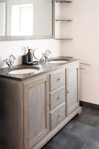 a bathroom with two sinks and a mirror at Vakantiewoning Huis 8 in Tongeren