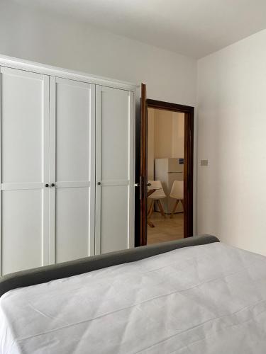 una camera da letto con un letto e uno specchio di Fronte Mare Apartment Private Beach & Free Park a Lido di Jesolo