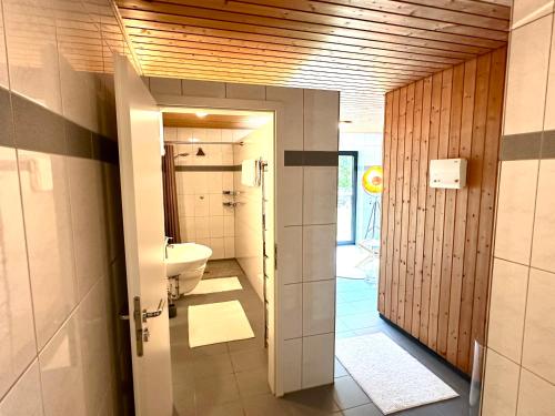 Ένα μπάνιο στο HIDEAWAYandSPA Villa St Nikolaus