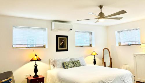 Un dormitorio con una cama y un ventilador de techo. en Luxury, Convenience and Comfort Near Acadia!, en Ellsworth