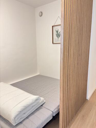 - une chambre avec un lit et une cloison en bois dans l'établissement Sea View Apartment 50 m to Beach FREE Parking, à Cagnes-sur-Mer