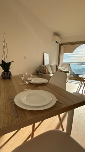 - une table avec une plaque dans le salon dans l'établissement Sea View Apartment 50 m to Beach FREE Parking, à Cagnes-sur-Mer