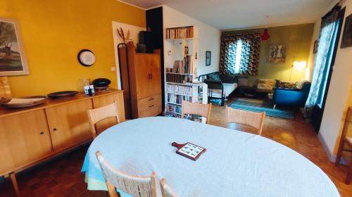 un salon avec une table et un salon avec une salle à manger dans l'établissement Maison Serra, à Collioure
