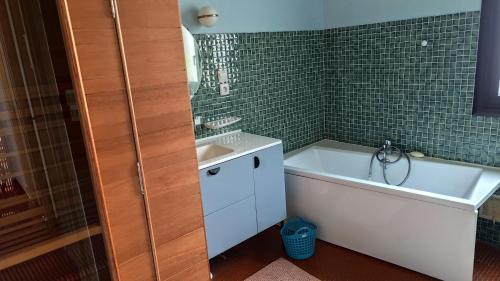 une salle de bain avec une baignoire et un lavabo dans l'établissement Maison Serra, à Collioure