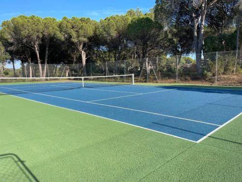 a tennis court with a net on top of it at Chez K&D studio by Amel 11 in Saint-Raphaël