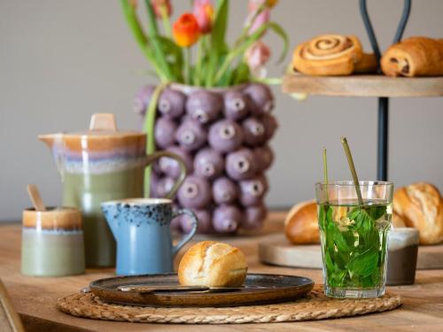 un tavolo con un piatto di pane e una bevanda di B&B 't Oventje a Zeeland