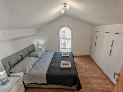 Ένα ή περισσότερα κρεβάτια σε δωμάτιο στο Apartmani Jurković 2