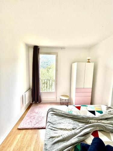 Peaceful Home at 10min Monaco to Yacht showにあるベッド