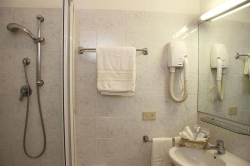 a bathroom with a shower and a sink at B&B L'Agnolo Di Caroti Cinzia in Montepulciano