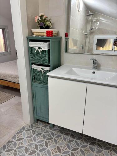 a bathroom with a sink and a mirror at מול ההר in Shelomi
