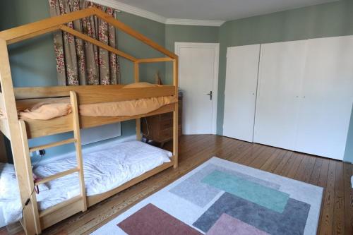 - une chambre avec des lits superposés et un tapis dans l'établissement L'Orénoque Duplex en forêt, à Le Touquet-Paris-Plage