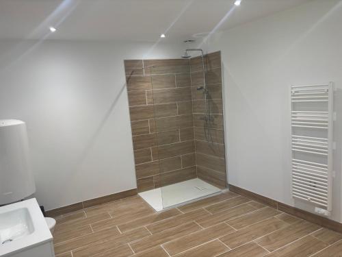 une salle de bain avec une douche avec des toilettes et un lavabo dans l'établissement Maison en pierre, à Saint-Germain-dʼEsteuil