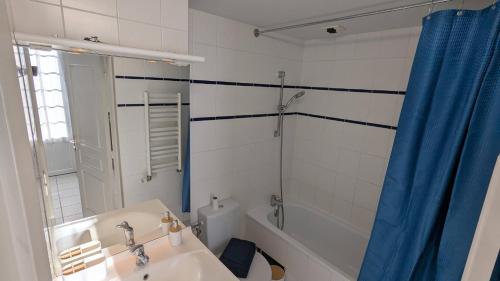 une salle de bain avec un lavabo, des toilettes et une baignoire dans l'établissement KnP Voltaire Tours, à Tours
