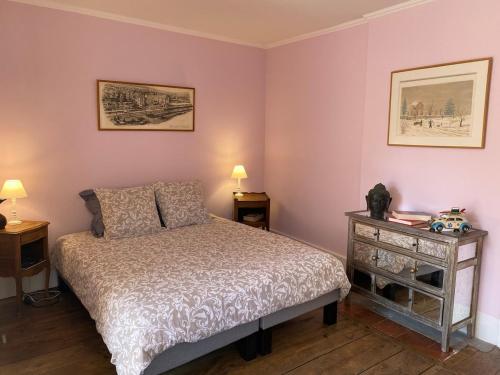 - une chambre avec un lit et une table de chevet avec deux lampes dans l'établissement Moulin Grand, entire accommodation, 2br park river, à Aubusson