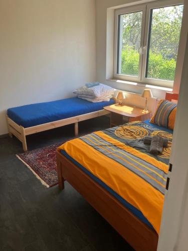 Na KopečkuにあるTřeboň - Apartmány - Vodárenská 534のベッド2台とテーブルと窓のある部屋