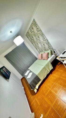 a bedroom with a bed and a window in a room at Quarto duplo tejo in Barreiro