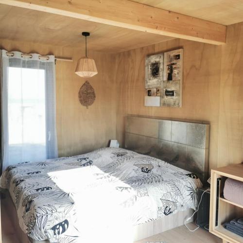 Ένα ή περισσότερα κρεβάτια σε δωμάτιο στο Studio bois Le Colibri à Chambley