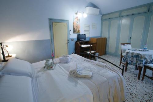 sypialnia z 2 łóżkami, stołem i pianinem w obiekcie Bed&Breakfast 1912 w mieście Fermo