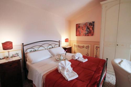 sypialnia z łóżkiem i ręcznikami w obiekcie Bed&Breakfast 1912 w mieście Fermo