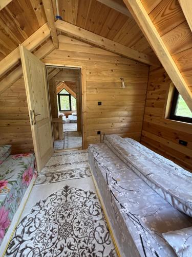 Postel nebo postele na pokoji v ubytování Mirsads Mountain Cottage