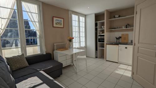 un salon avec un canapé et une cuisine dans l'établissement KnP Voltaire Tours, à Tours