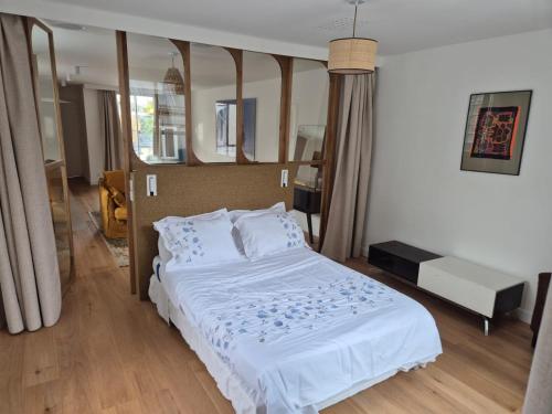 ein Schlafzimmer mit einem großen weißen Bett und einem Schreibtisch in der Unterkunft Cozy apt Paris centre, 5 mins Louvre in Paris