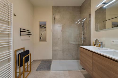 a bathroom with a sink and a shower at Vakantie-B'lankenberge The One in Blankenberge