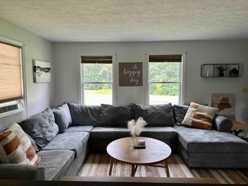 Posezení v ubytování Modern Chic Home in Windham