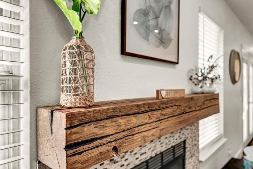 a vase on top of a fireplace in a living room at Magnolia Peaceful Vibes Cozy Near Hospital in Hanford